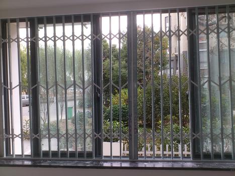 昆山榮盛門窗 彩鋼活動防護窗與中花移動防盜窗，守護家庭安全的雙重保障